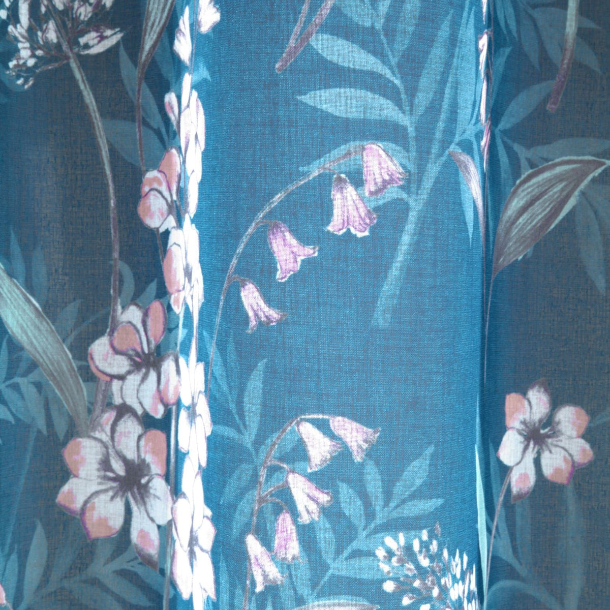 Nahaufnahme Ösenvorhang Cornelia blau von Albani - Ösenvorhang mit Blumenmuster
