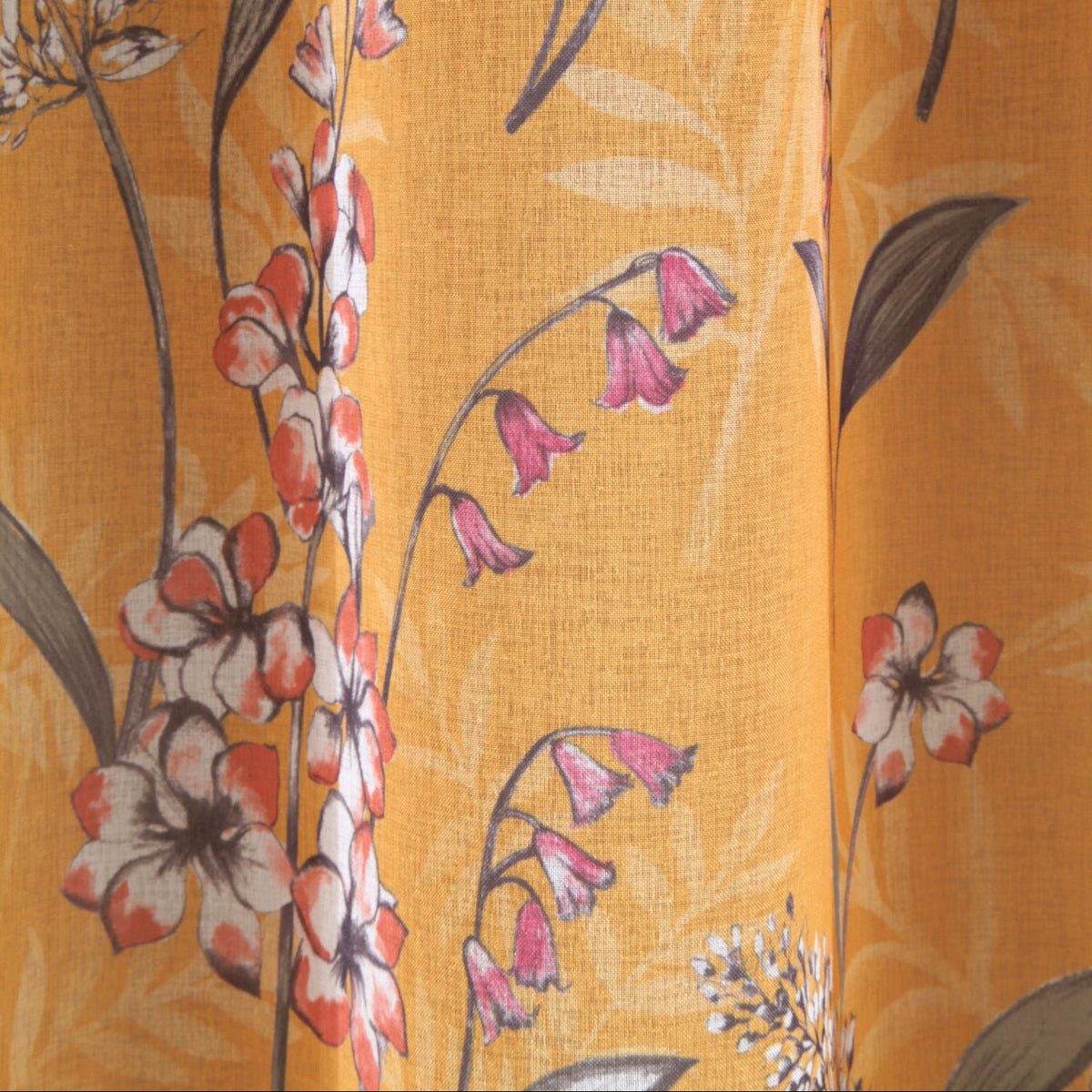 Nahaufnahme Ösenvorhang Cornelia orange von Albani - Ösenvorhang mit Blumenmuster