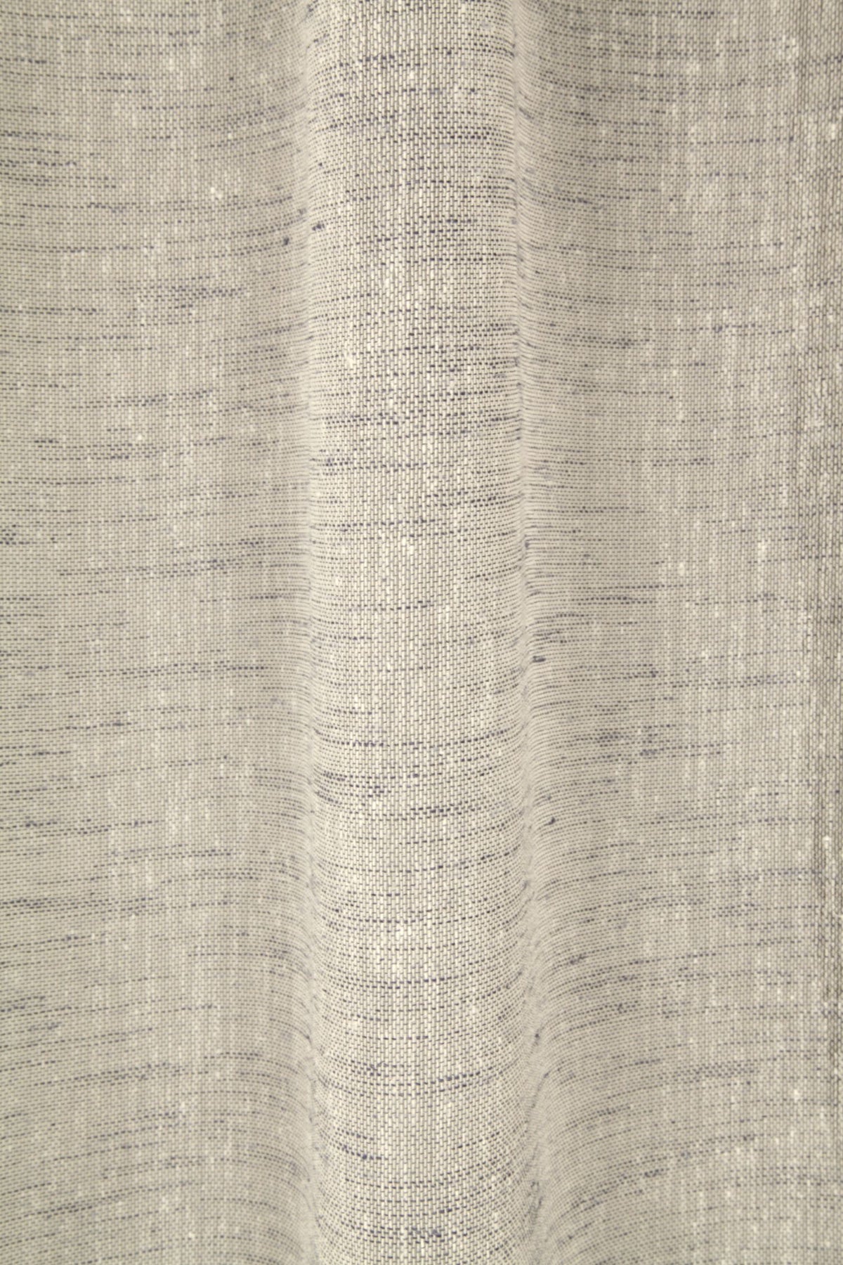 Nahaufnahme Fertigschal Maja beige von Albani - Vorhang mit verdeckten Schlaufen und Gardinenband